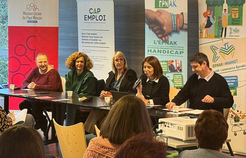 Conférence des agents devant un public.